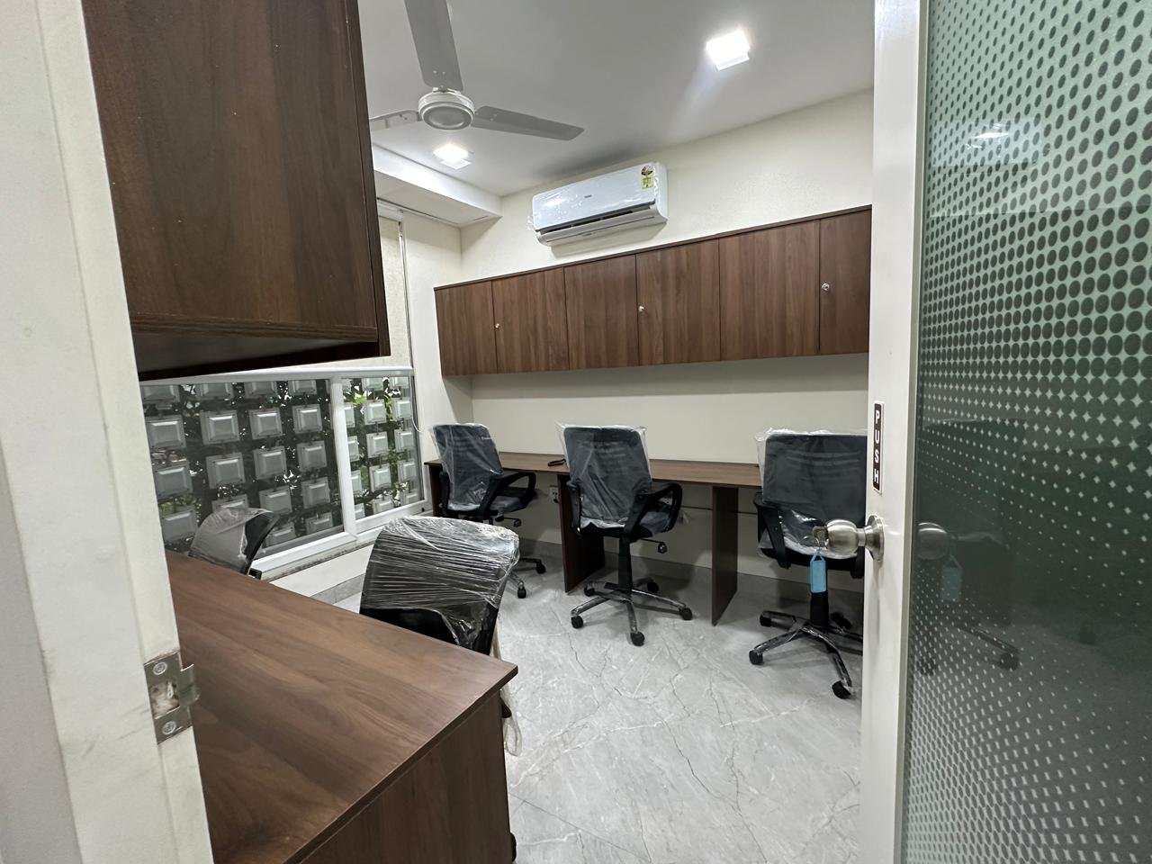 3-Seats Workspace